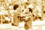 Inter 2x1 Grêmio  Foto do jogador Edu abraçando o colega Nílson, que acabara de marcar um gol no jogo conhecido como Gre-Nal do Século.#PÁGINA: 10 Fotógrafo: Não se Aplica<!-- NICAID(2041370) -->