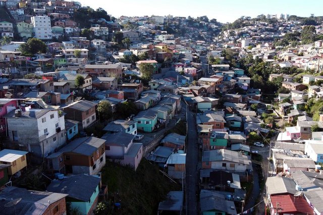 CAXIAS DO SUL, RS, BRASIL, 10/07/2020. Reportagem sobre o aumento do número de casos positivados de coronavírus nos bairros de Caxias. Entre eles, Santa Fé, Serrano e Planalto. vistas gerais (aéreas) do BAIRRO PLANALTO. Na foto, vistas de córrego na Rua Danilo Tarquínio Basso.(Porthus Junior/Agência RBS)<!-- NICAID(14542849) --> CAXIAS DO SUL, RS, BRASIL, 10/07/2020. Reportagem sobre o aumento do número de casos positivados de coronavírus nos bairros de Caxias. Entre eles, Santa Fé, Serrano e Planalto. vistas gerais (aéreas) do BAIRRO PLANALTO. Na foto, vistas de córrego na Rua Danilo Tarquínio Basso.(Porthus Junior/Agência RBS)<!-- NICAID(14542849) -->