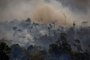 Nesta foto de arquivo tirada em 27 de agosto de 2019, fumaça sobe de incêndios florestais em Altamira, Pará, Brasil, na bacia amazônica. O desmatamento na Amazônia brasileira registrou um registro semestral de 3.070 km2 entre janeiro e junho de 2020, segundo dados oficiais que aumentam a pressão do presidente brasileiro Jair Bolsonaro para abandonar seus projetos de abertura econômica da maior floresta tropical do planeta.<!-- NICAID(14543192) -->