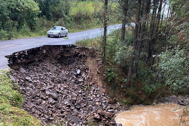 Chuva deixa estragos em Nova Prata e causa a morte de cerca de 35 mil frangos<!-- NICAID(14543501) --> Chuva deixa estragos em Nova Prata e causa a morte de cerca de 35 mil frangos<!-- NICAID(14543501) -->