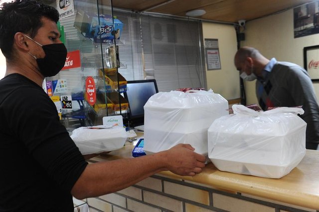 CAXIAS DO SUL, RS, BRASIL (17/07/2020)Restaurantes se adaptam para manter portas abertas em Caxias. o Atrium Grill, Carlos Palma Silva 38 anos, afirma que serve 90 refeições por dia durante bandeira laranja, mas com a vermelha ele entrega viandas ao meio dia e à noite subindo para 115 atendimentos, o que ajuda a amenizar o prejuízo (Antonio Valiente/Agência RBS)<!-- NICAID(14547504) -->