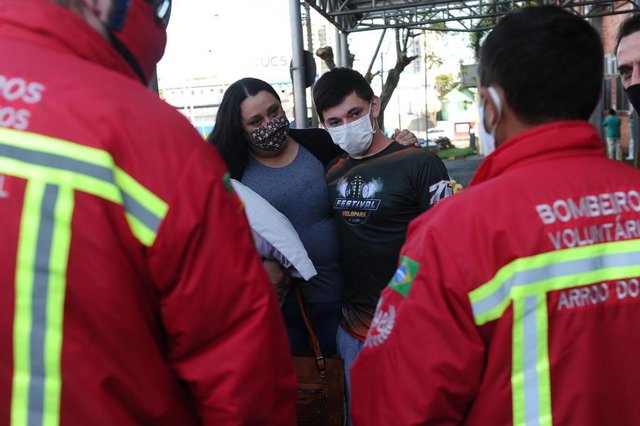 CAXIAS DO SUL, RS, BRASIL (19/07/2020)Bombeiros Voluntários de Arroio do Sal fazem homenagem ao colega Carlos Vinícios Lopes Martins internado no Hospital Geral. (Antonio Valiente/Agência RBS)<!-- NICAID(14548405) -->