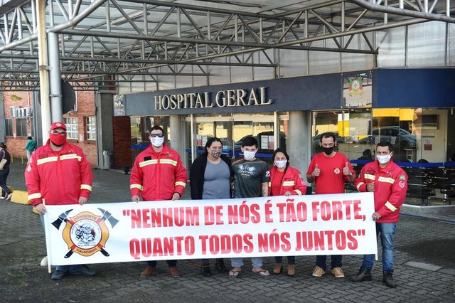 CAXIAS DO SUL, RS, BRASIL (19/07/2020)Bombeiros Voluntários de Arroio do Sal fazem homenagem ao colega Carlos Vinícios Lopes Martins internado no Hospital Geral. (Antonio Valiente/Agência RBS)<!-- NICAID(14548407) -->