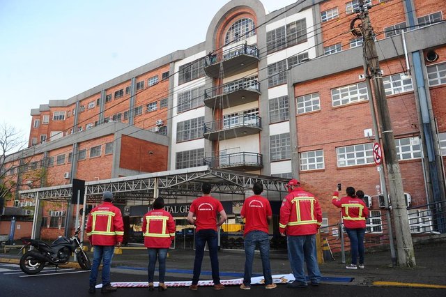 CAXIAS DO SUL, RS, BRASIL (19/07/2020)Bombeiros Voluntários de Arroio do Sal fazem homenagem ao colega Carlos Vinícios Lopes Martins internado no Hospital Geral. (Antonio Valiente/Agência RBS)<!-- NICAID(14548391) -->