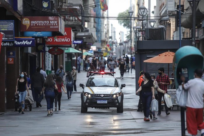 Em alguns locais, nem a passagem de um carro da Guarda Municipal impediu que a exposição dos produtos continuasse
