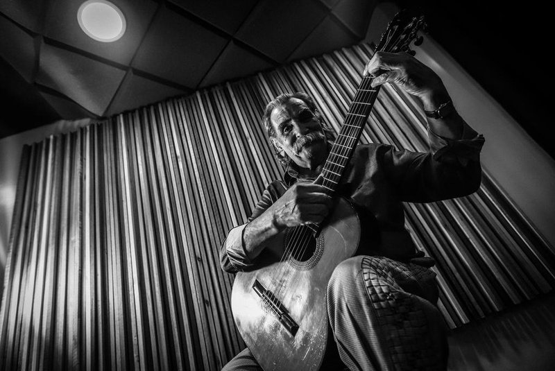 CAXIAS DO SUL, RS, BRASIL, 26/02/2019 - Retrato de Lúcio Yanel (Federico Nelson Giles) violonista, cantor, compositor, ator e folclorista argentino radicado no Brasil. (FOTÓGRAFO: CARLOS MACEDO / AGENCIA RBS)Indexador: Carlos Macedo<!-- NICAID(13974509) -->