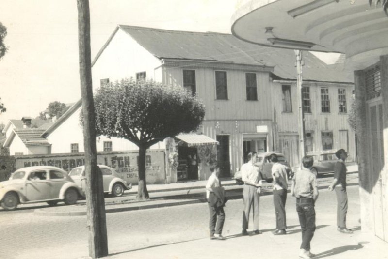 A fachada da Marmoraria Cia (ao fundo), na Av. Júlio, por volta de 1960, com os passantes conferindo os filmes em cartaz no Cine Real. Negócio fundado por Henrique Cia em 1912. Comandado posteriormente pelo filho Leon Cia.<!-- NICAID(14550858) -->