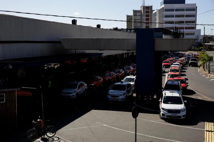 Área de embarque dos táxis deverá ser coberta