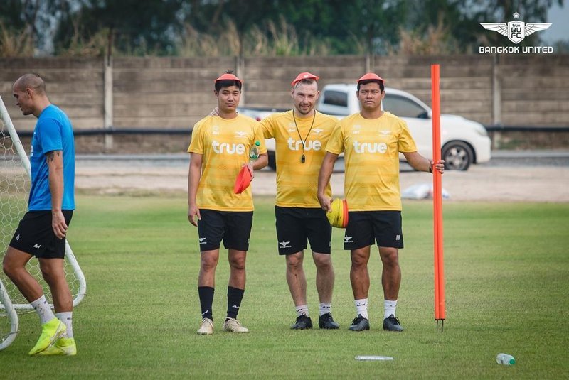 O caxiense Rodrigo Squinalli, preparado físico, está trabalhando no clube Bangkok United e relatou como está a situação do coronavírus na Tailândia. Na foto, Squinalli (C).<!-- NICAID(14456281) -->