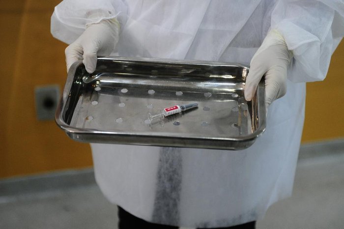 10 voluntários, todos profissionais da saúde que estão trabalhando no atendimento de pacientes da covid-19 foram vacinados