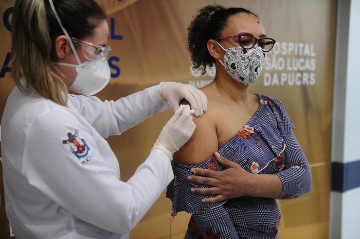 Técnica em enfermagem do Hospital de Clínicas foi a segunda a realizar a aplicação