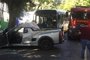  ****EM BAIXA****PORTO ALEGRE, RS, BRASIL, 10/08/2020- Homem morre em colisão entre ônibus e caminhonete no bairro Mont Serrat, em Porto AlegreUm táxi, um contêiner e outros dois carros também foram atingidos. Foto: Ronaldo Bernardi / Agencia RBS<!-- NICAID(14564420) -->