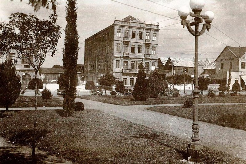 Rua Marquês do Herval captada a partir da Praça Dante Alighieri por volta de 1931. Vê-se o antigo Grande Hotel Mimoso, anteriormente Hotel Veiga e posteriormente o novo Hotel Menegotto. À esquerda, o terreno vazio que abrigaria o Cine Guarany e, à direita, na esquina, a Casa Minghelli, destruída por um incêndio em 1952.<!-- NICAID(14566199) -->