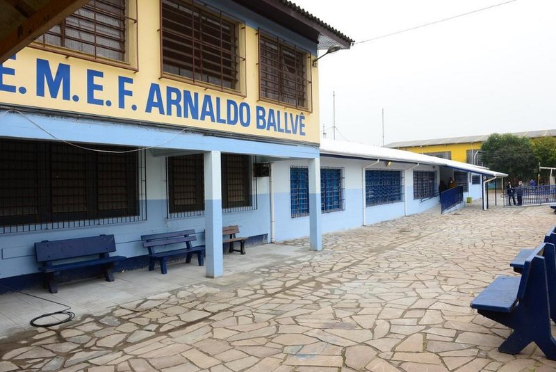  A Prefeitura de Caxias do Sul entregou na manhã desta sexta-feira (14) as obras de ampliação e reforma da Escola Municipal de Ensino Fundamental Arnaldo Ballvê, no bairro Santa Lúcia.<!-- NICAID(14568213) -->