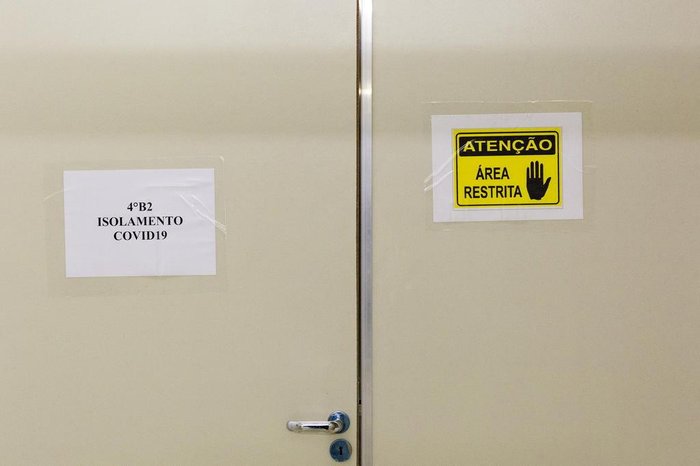 Para entrar nas áreas de isolamento, é necessário usar uma série de EPIs