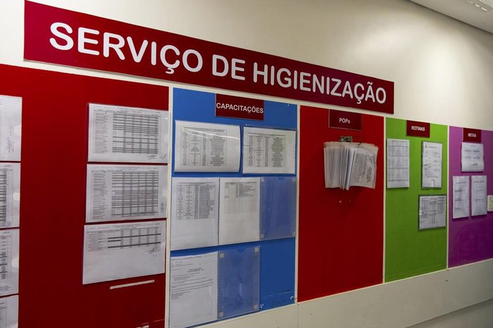 Quadro de avisos do serviço de higienização do Hospital Conceição: trabalho precisa ser organizado e eficiente
