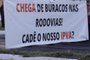 FARROUPILHA, RS, BRASIL (05/03/2020)Um protesto organizado pela União das Associações de Bairro (UAB) de Farroupilha interrompeu o fluxo de veículos na RS-122, que liga Caxias do Sul à cidade vizinha. (Antonio Valiente/Agência RBS)<!-- NICAID(14441861) -->