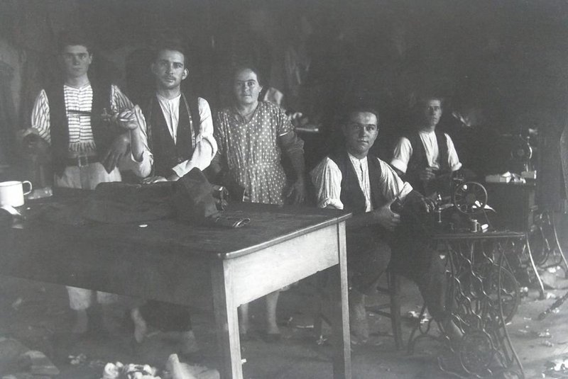 A alfaiataria de Rodolpho Tisatto, na Terceira Légua de Caxias, em 1925<!-- NICAID(14569848) -->