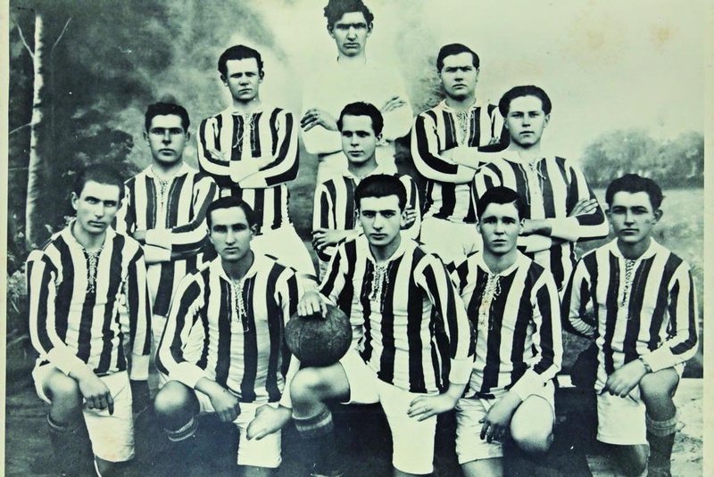 Clássica camisa listrada do Esportivo é observada em 1920, com a segunda formação da história do Esportivo, cujo time é formado por Pasquetti (goleiro), Holleben e Nini Salton; Cardoso, Turcato e Enricone; Zanoni, Fedullo, Bissaco, Ross e Ponzoni.<!-- NICAID(14578213) -->