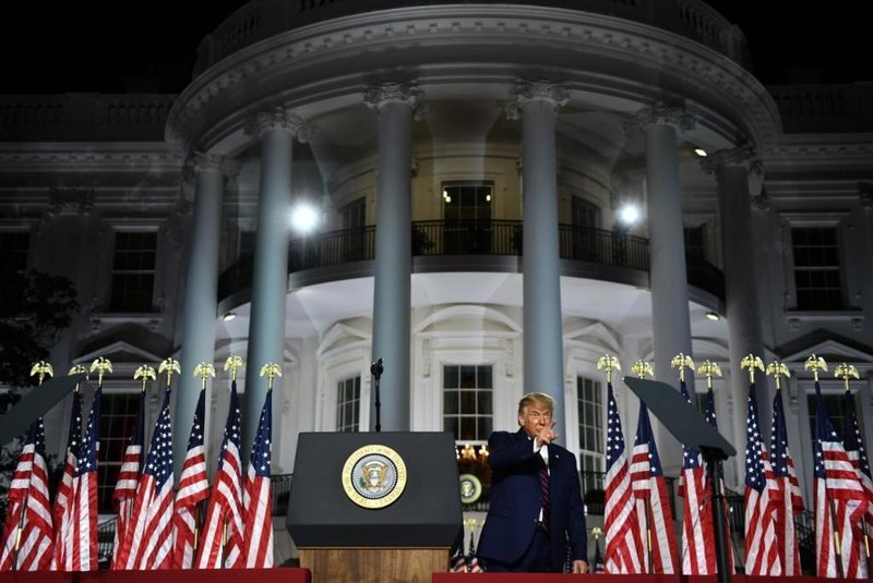 Presidente dos EUA, Donald Trump, gesticula após fazer seu discurso de aceitação da indicação do Partido Republicano para a reeleição durante o último dia da Convenção Nacional Republicana no gramado sul da Casa Branca em 27 de agosto de 2020.<!-- NICAID(14578814) -->