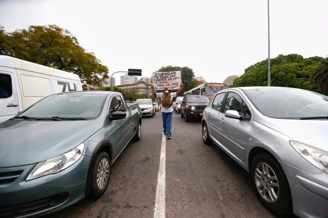 Porto Alegre, RS,BRASIL,28/08/2020-Alissom Mateus Barbosa da Silva, 25 anos, deixou de vender balas e hoje pede ajuda com cartaz, nas ruas de Porto Alegre. Foto: Lauro Alves / Agencia RBS<!-- NICAID(14578937) -->