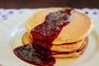  PORTO ALEGRE, RS, BRASIL, 25/01/2017 : Destemperados : Receitas para um café da manhã completo: granola, queijo quente com banana, tapioca de presunto e queijo, panqueca americana com molho de frutas vermelhas, pão integral com ovo mexido e abacate, vitamina de morango. (Omar Freitas/Agência RBS)Indexador: Omar Freitas<!-- NICAID(12700913) -->