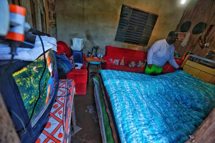 Casa atual é uma peça de apenas 12 metros quadrados com sofá, cama e televisão