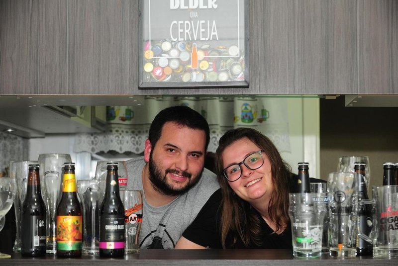  CAXIAS DO SUL, RS, BRASIL, 25/09/2020. Luana Tedeschi e Luiz Felipi Dias, são cases da matéria sobre participantes de clubes de assinatura. Eles são assinantes de um clube de cervejas artesanais, desde 2015. Recebem um kit, a cada mês, com cerveja, copo e revistas relacionadas a bebida. (Porthus Junior/Agência RBS)<!-- NICAID(14601356) -->