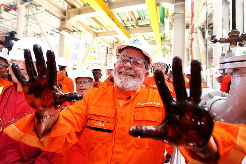 Presidente Lula durante início da produção comercial de petróleo da camada pré-sal no Campo de Tupi, da Bacia de Santos (Angra dos Reis, RJ, 28/10/2010).<!-- NICAID(6248440) -->