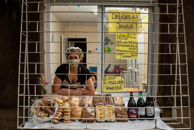  PORTO ALEGRE, RS, BRASIL - 26/09/2020Brique do DG: Para passar por cima da crise, a empreendedora Vanessa decidiu começar a vender bolos, pães e guloseimas na janela do seu apartamento