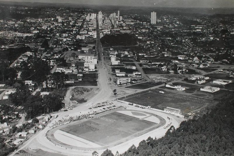 *** Exposição - Basílio Scalco ***Exposição Pioneiro 60 anos. Na foto, inauguração do estádio municipal de Caxias, em 1975. Fotógrafo: Basilio Scalco<!-- NICAID(115312) -->
