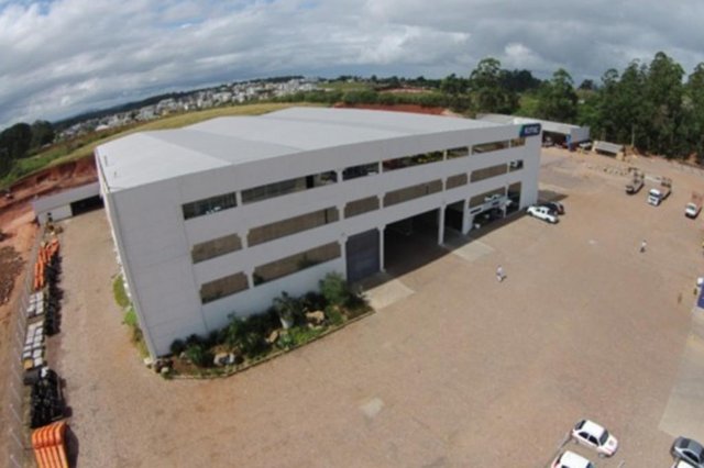 A Randon Veículos, fundada na década de 1970, foi vendida para a Müller Indústria de Máquinas de Construção Ltda, que pertence ao grupo Romac, com sede em Gravataí. A divisão que trabalha com equipamentos de compactação existe há 30 anos e agora vai fabricar, pela primeira vez, retroescaveiras, minicarregadeiras e caminhões offroad, segundo o diretor administrativo da Romac, Jefferson Recus.<!-- NICAID(14612080) --> A Randon Veículos, fundada na década de 1970, foi vendida para a Müller Indústria de Máquinas de Construção Ltda, que pertence ao grupo Romac, com sede em Gravataí. A divisão que trabalha com equipamentos de compactação existe há 30 anos e agora vai fabricar, pela primeira vez, retroescaveiras, minicarregadeiras e caminhões offroad, segundo o diretor administrativo da Romac, Jefferson Recus.<!-- NICAID(14612080) -->