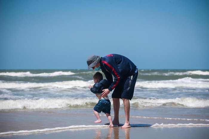 Hugo Heidtmann brincando com o sobrinho Bento