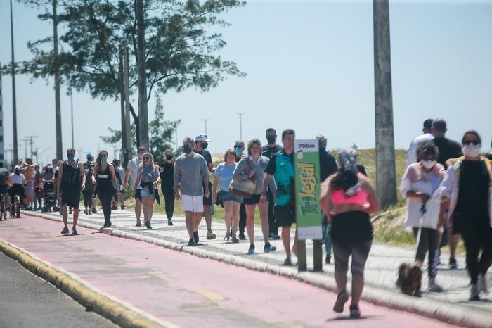 Em Capão da Canoa, calçadão lotado