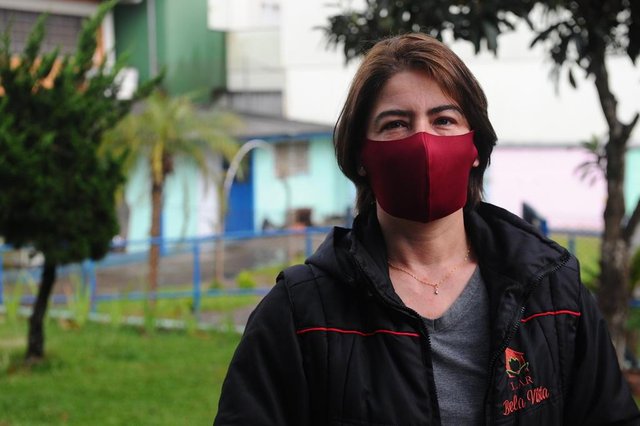 CAXIAS DO SUL, RS, BRASIL (30/09/2020)Idosos que vivem em asilos de Caxias contam como encaram a saudades em meio &agrave; pandemia. Na foto, auxiliar administrativa Ana Simone da Rosa Seib. (Antonio Valiente/Ag&ecirc;ncia RBS)<!-- NICAID(14605423) -->