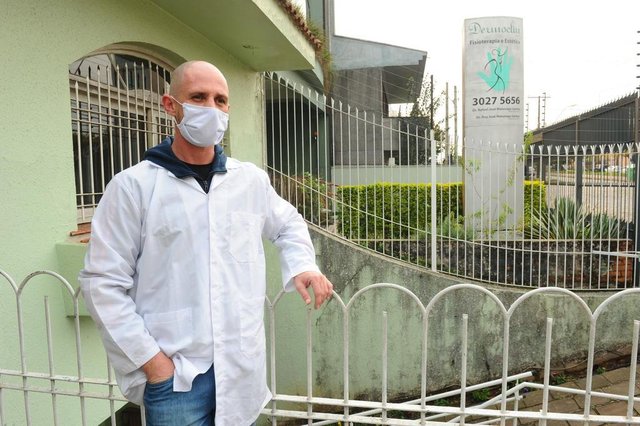  CAXIAS DO SUL, RS, BRASIL (01/10/2020)Idosos que vivem em asilos de Caxias contam como encaram a saudades em meio &agrave; pandemia. Na foto, Rafael Klein psic&oacute;logo. (Antonio Valiente/Ag&ecirc;ncia RBS)<!-- NICAID(14606263) -->