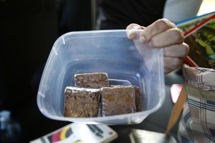 Motorista também aproveita para vender os brownies que ele mesmo faz