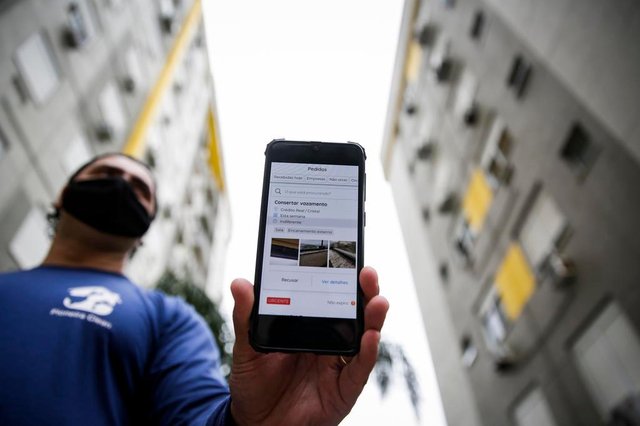  PORTO ALEGRE, RS, BRASIL, 07-10-2020: O administrador Andre Vicente Menezes Silva, da Pioneira Clean, no condomínio onde mora, na zona sul. Ele deixou o emprego e empreendeu em um negocio próprio de prestação de serviços e, atualmente, a maioria dos trabalhos que realiza chega através de usuários de aplicativos. (Foto: Mateus Bruxel / Agencia RBS)Indexador: Mateus Bruxel<!-- NICAID(14611211) -->