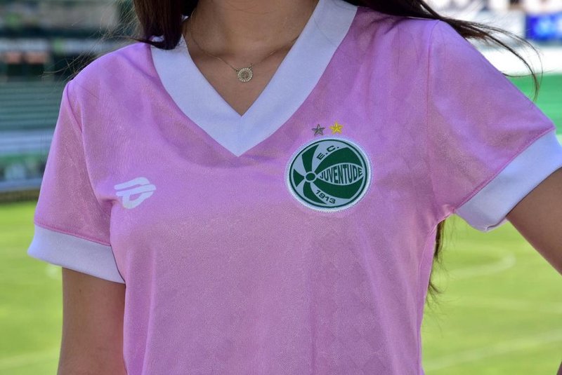 O Juventude lançou, nesta quarta-feira (14), uma camisa alusiva ao Outubro Rosa. Ela foi inspirada nos clássicos uniformes utilizados nos anos 80 e na primeira camisa da coleção Lendárias. <!-- NICAID(14616475) -->