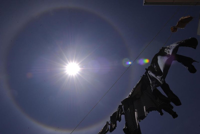  CAXIAS DO SUL, RS, BRASIL, 15/10/2020 - Um diferente círculo colorido apareceu em torno do sol. (Marcelo Casagrande/Agência RBS)<!-- NICAID(14617362) -->