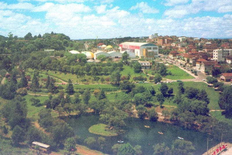 Vista aérea do Parque dos Macaquinhos, com o antigo lago (ao centro), a ilha dos macacos, o prédio do antigo Pavilhão de Exposições da Festa da Uva e o parque da Festa da Uva.<!-- NICAID(10841689) -->