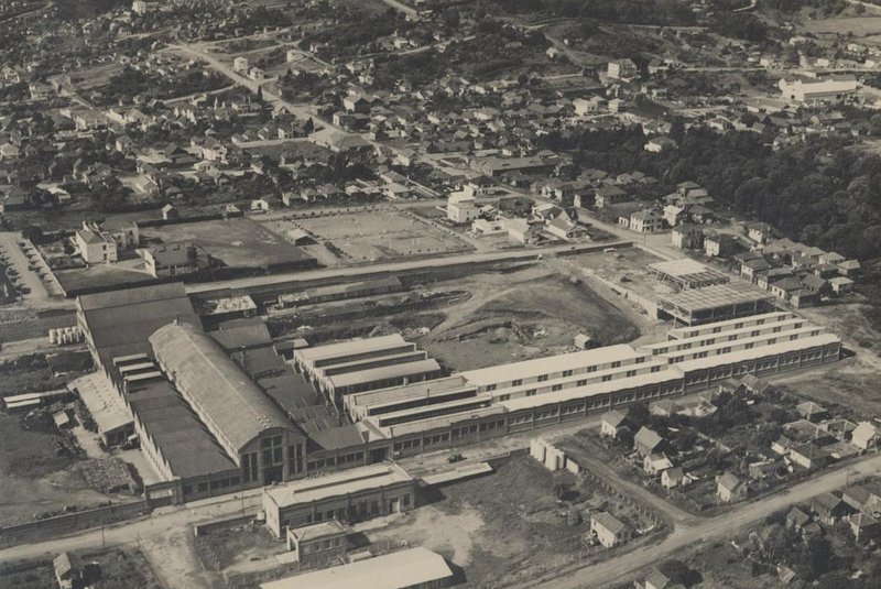 Vista aérea do complexo da Maesa e de parte dos bairros Lourdes e Exposição. Vê-se ainda a  Praça Monteiro Lobato, Senai e Colégio Emilio Meyer. Foto de 1973<!-- NICAID(14617477) -->