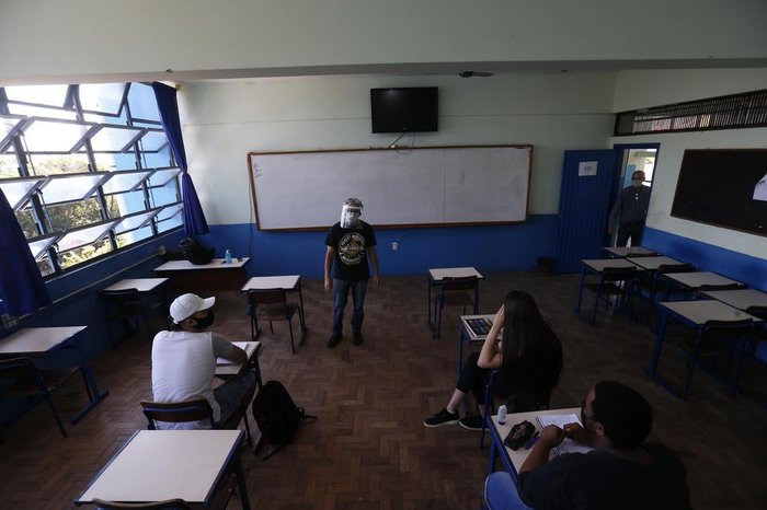 Volta às aulas no Colégio Estadual Dom João Becker, na quarta