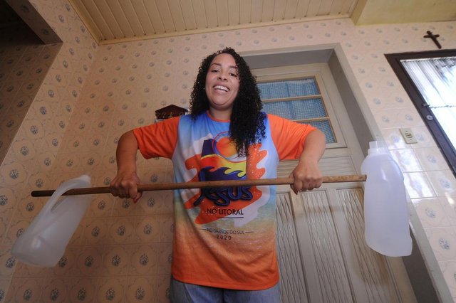 CAXIAS DO SUL, RS, BRASIL, 20/10/2020 - Jaqueline Silva aproveitou o período de pandemia do coronavírus para cuidar de si. Por conta própria, pesquisou e começou a fazer exercícios em casa, e emagreceu 30 quilos. (Marcelo Casagrande/Agência RBS)<!-- NICAID(14621549) --> CAXIAS DO SUL, RS, BRASIL, 20/10/2020 - Jaqueline Silva aproveitou o período de pandemia do coronavírus para cuidar de si. Por conta própria, pesquisou e começou a fazer exercícios em casa, e emagreceu 30 quilos. (Marcelo Casagrande/Agência RBS)<!-- NICAID(14621549) -->