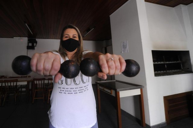 CAXIAS DO SUL, RS, BRASIL, 21/10/2020 - Neira Solange da Silva redescobrindo o autocuidado durante a pandemia, e começou a treinar em casa. (Marcelo Casagrande/Agência RBS)<!-- NICAID(14622052) --> CAXIAS DO SUL, RS, BRASIL, 21/10/2020 - Neira Solange da Silva redescobrindo o autocuidado durante a pandemia, e começou a treinar em casa. (Marcelo Casagrande/Agência RBS)<!-- NICAID(14622052) -->