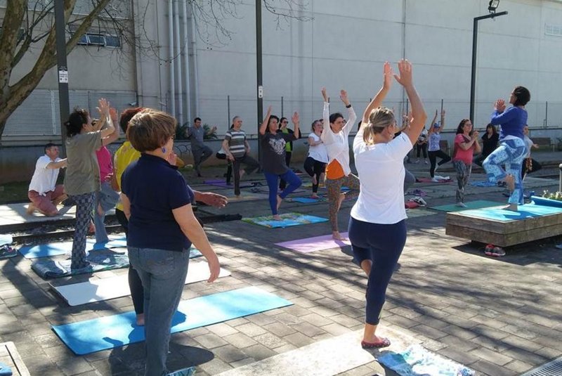 Yoga na Praça<!-- NICAID(13899638) -->