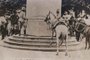 Cavalarianos gaúchos amarraram seus cavalos no obelisco da Avenida Rio Branco, no Rio de Janeiro, numa imagem que marcou a Revolução de 30, quando os gaúchos acabaram com a política do café-com-leite e a Velha República.#PÁGINA: 45#PASTA: 601507#CAIXA: 00581 Fotógrafo: Não se Aplica<!-- NICAID(596867) -->