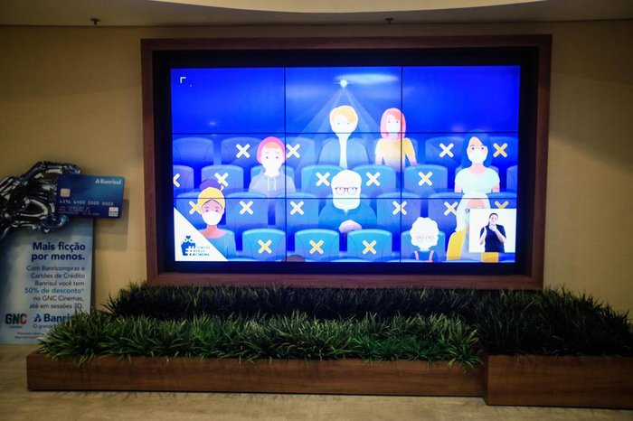 Poltronas ao redor do espectador são bloqueadas automaticamente na hora da compra do ingresso
