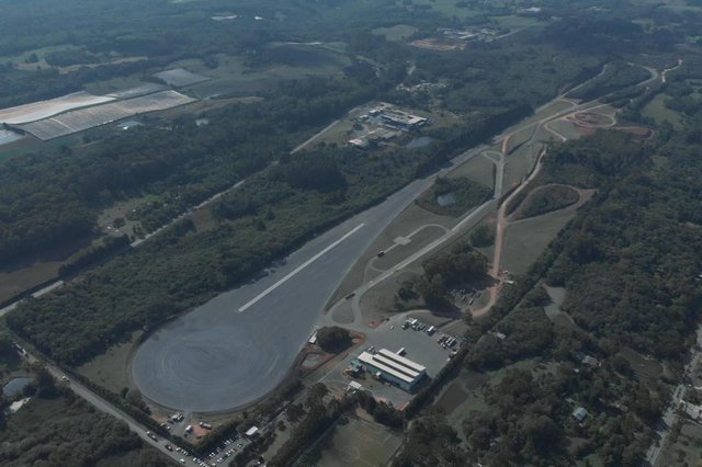 As Empresas Randon também inauguraram nesta semana uma nova área no Centro Tecnológico (CTR) de Farroupilha. É uma estrutura para ensaios dinâmicos com 53 mil metros quadrados, destinada ao desenvolvimento, testes e homologações de sistemas de controle de estabilidade. Ela dispõe ainda da maior pista de baixo atrito da América Latina e de pistas especiais para análise de ruído e performance de pneus. <!-- NICAID(14626877) --> As Empresas Randon também inauguraram nesta semana uma nova área no Centro Tecnológico (CTR) de Farroupilha. É uma estrutura para ensaios dinâmicos com 53 mil metros quadrados, destinada ao desenvolvimento, testes e homologações de sistemas de controle de estabilidade. Ela dispõe ainda da maior pista de baixo atrito da América Latina e de pistas especiais para análise de ruído e performance de pneus. <!-- NICAID(14626877) -->