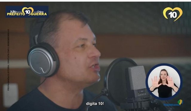 Júlio Freitas, candidato a prefeito pelo Republicanos, cantando no horário eleitoral<!-- NICAID(14628790) --> Júlio Freitas, candidato a prefeito pelo Republicanos, cantando no horário eleitoral<!-- NICAID(14628790) -->